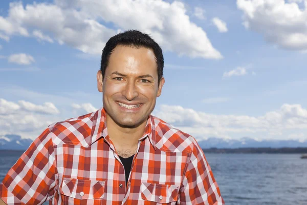 Man at the lake — Stock Photo, Image