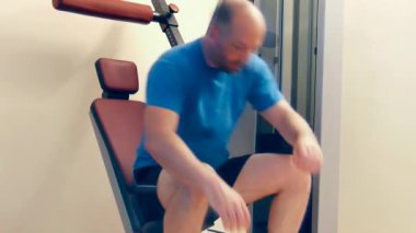 yetişkin erkek ev spor salonu ekipman göğüs kaslarını güçlendirmek için kullanır..