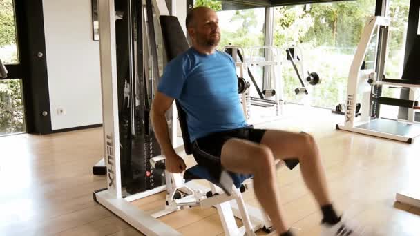 Spor salonundaki spor salonunda bacaklı genç bir adam ağırlık çalıştırıyor. — Stok video