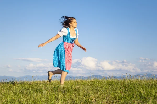 Mulher em bávaro tradicional dirndl — Fotografia de Stock