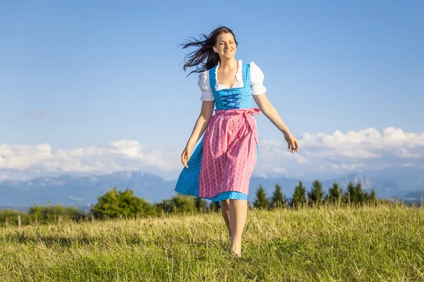 Žena v bavorské tradiční dirndl — Stock fotografie