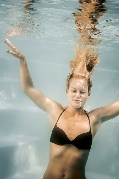 Mujer de buceo de piscina — Foto de Stock