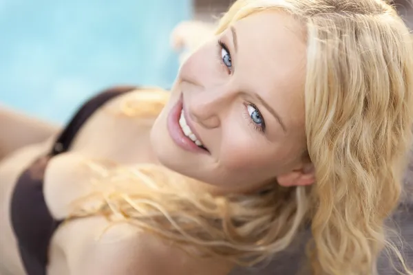 Blond im die pool — Stockfoto