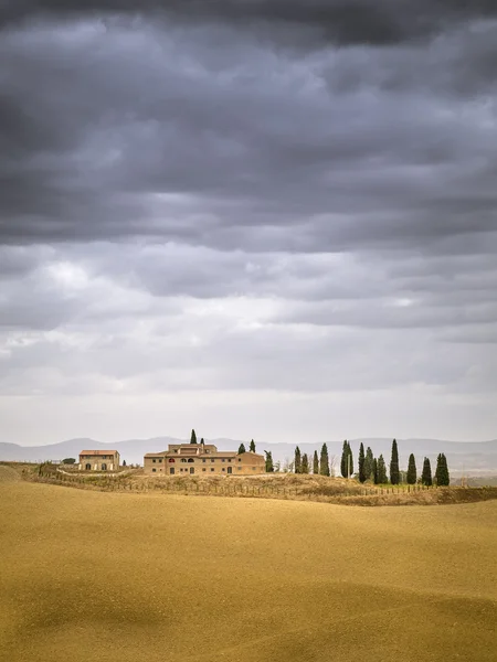 Una imagen de un paisaje típico de la Toscana con una casa — Foto de Stock