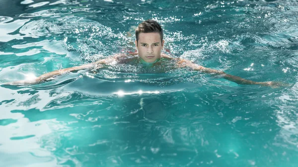 Young man swimming — Stock Photo, Image