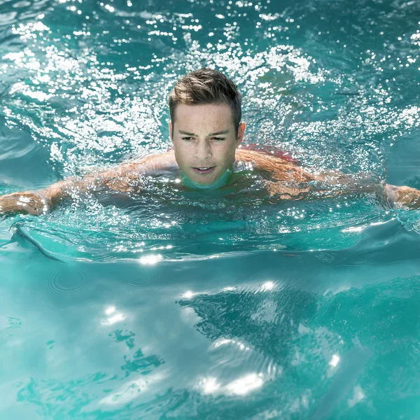 Young man swimming — Stock Photo, Image