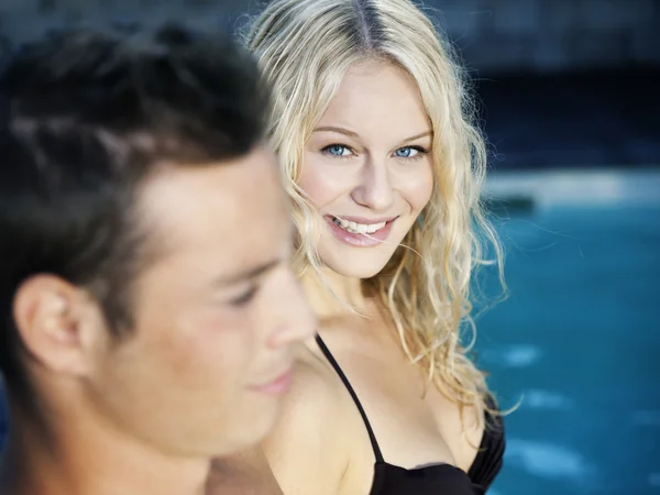 Blonde dans la piscine — Photo