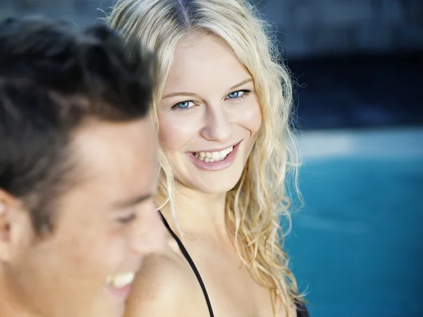 Blonda în piscină — Fotografie, imagine de stoc