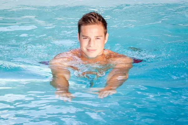 Man swimming — Stock Photo, Image