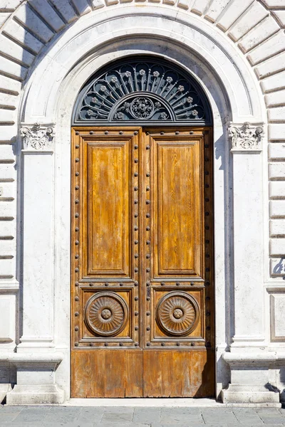 Дверь Сиены — стоковое фото