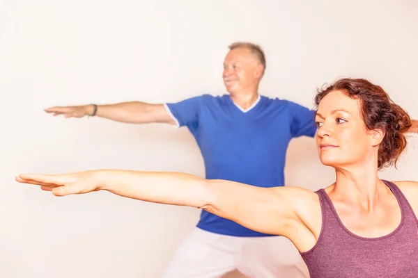 Yoga man en vrouw — Stockfoto