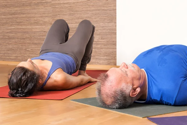 Exercício de Yoga - Setu Bandha Sarvangasana — Fotografia de Stock