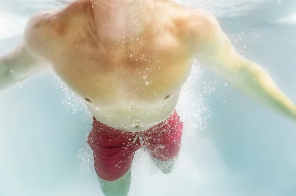 Immersioni piscina maschile — Foto Stock