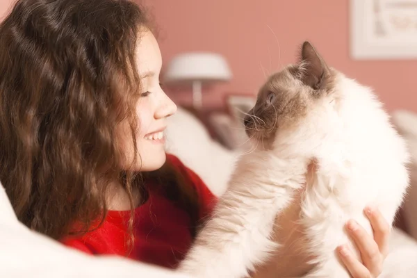 Young girl with her cat — Stock Photo, Image