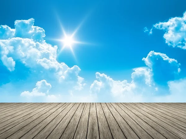 Holzsteg blauer Himmel Sonne — Stockfoto