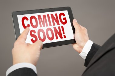 tablet pc için işaret eden iş adamı