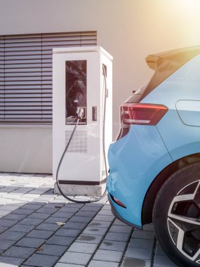 Şarj istasyonunda çevre dostu elektrikli araba görüntüsü
