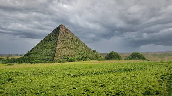 Yeşil Çevredeki Piramitlerin Bir Görüntüsü — Stok fotoğraf