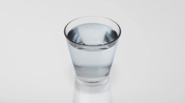 Bitmeyen bir bardak su animasyonu.