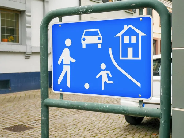 Ein Bild Von Einer Geschwindigkeitsbegrenzung Auf Schrittgeschwindigkeit Verkehrszeichen Deutschland — Stockfoto