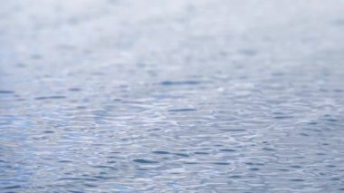 Yavaş çekim su yüzeyi dalgalanır