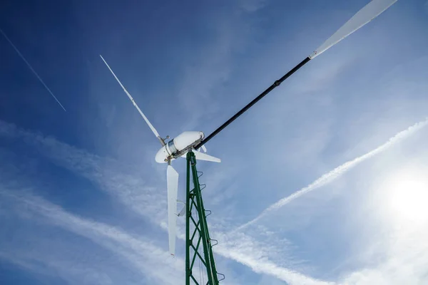 Das Bild Einer Privaten Windmühle Zur Energiegewinnung — Stockfoto