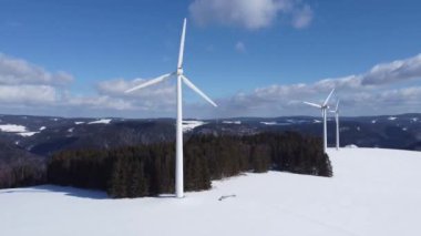 Karlı kışta rüzgâr enerjisiyle Kara Orman 'ın havadan görünüşü