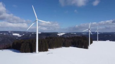 Karlı kışta rüzgâr enerjisiyle Kara Orman 'ın havadan görünüşü