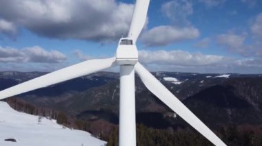Karlı kışta rüzgâr enerjisiyle Kara Orman 'ın havadan görünüşü