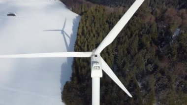 Karlı kışta rüzgâr enerjisiyle Kara Orman 'ın havadan görünüşü