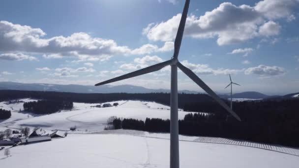 Karlı Kışta Rüzgâr Enerjisiyle Kara Orman Havadan Görünüşü — Stok video