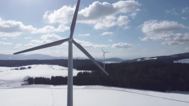 Vista Aérea Selva Negra Con Energía Eólica Invierno Nevado — Vídeo de stock