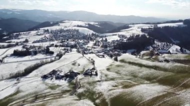 Karla kaplı Aziz Peter 'ın üzerinden uç. Güney Almanya 'daki Kara Orman.