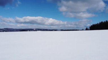 Güney Almanya Kara Orman bölgesinde karlı bir arazi üzerinde uçuş