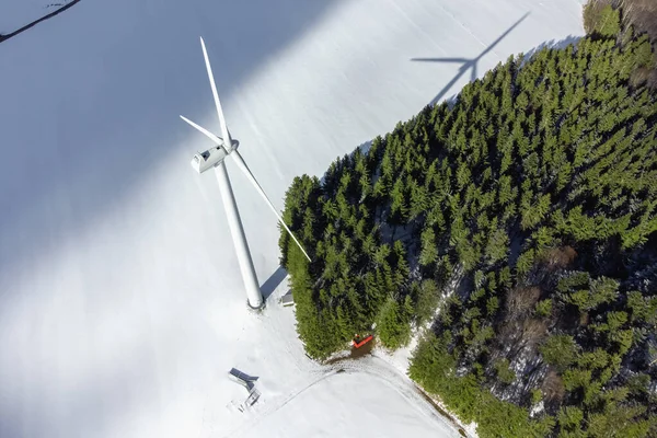 Kara Orman Karlı Kış Mevsiminde Rüzgâr Enerjisiyle Hava Manzarası Içeriğinde — Stok fotoğraf