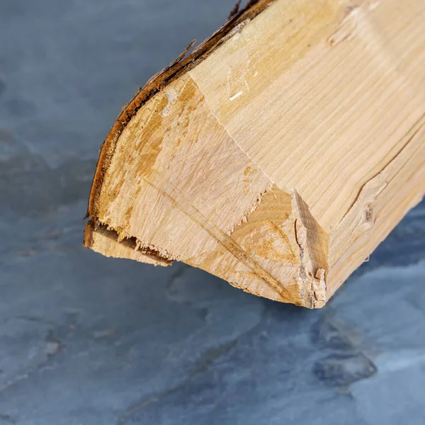Ein Einzelnes Stück Brennholz — Stockfoto