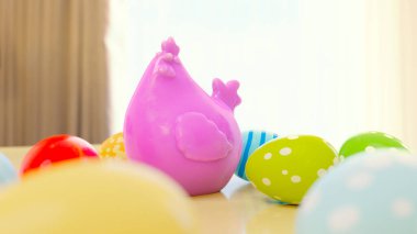 Güzel bir renkli yumurta ve tavuk paskalya arkaplanı. 3d illüstrasyon