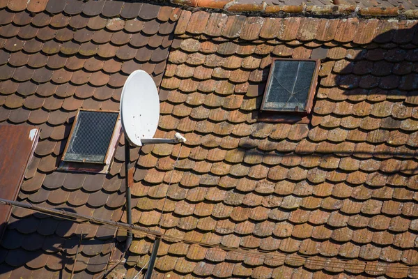 Obrázek Staré Střechy Satelitní Anténou — Stock fotografie