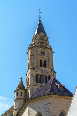 Güney Almanya 'daki Schwaebisch Hall' daki St. Michaels Kilisesi 'nin bir görüntüsü.