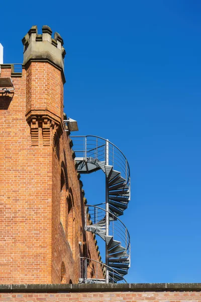 Das Bild Eines Roten Backsteingebäudes Mit Treppe Und Turm — Stockfoto