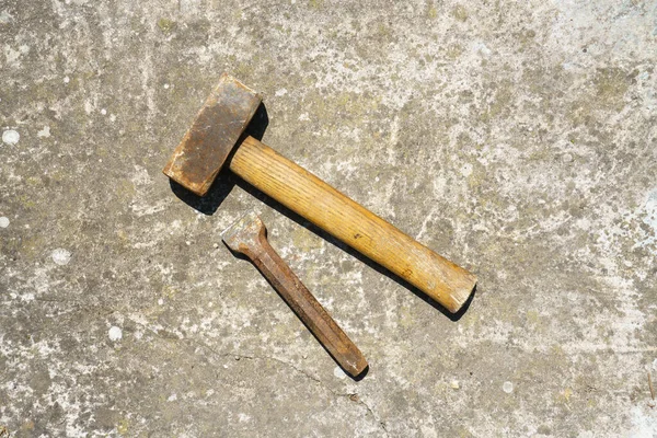 Das Bild Eines Steinmetzes Mit Hammer Und Meißel — Stockfoto