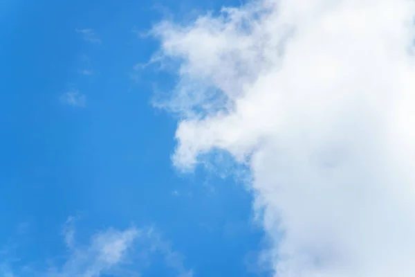 Μια Εικόνα Ενός Τυπικού Μπλε Ουρανού Και Σύννεφα Φόντο — Φωτογραφία Αρχείου