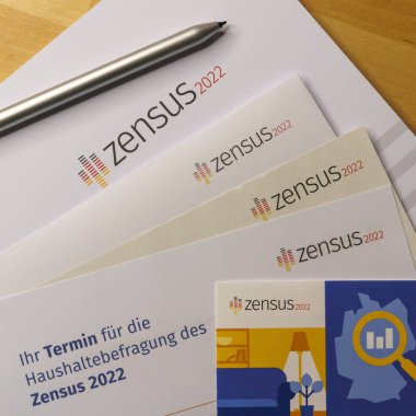 Almanya 'nın 2022 nüfus sayımına ait logolu mektup.