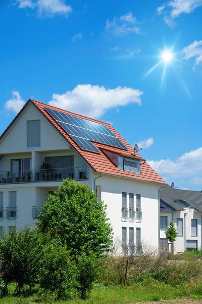 Immagine Una Casa Con Piante Verdi Energia Solare Cielo Azzurro — Foto Stock