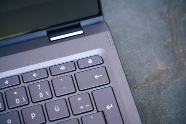 Bir dizüstü bilgisayarın klavyesindeki kilit anahtarının resmi