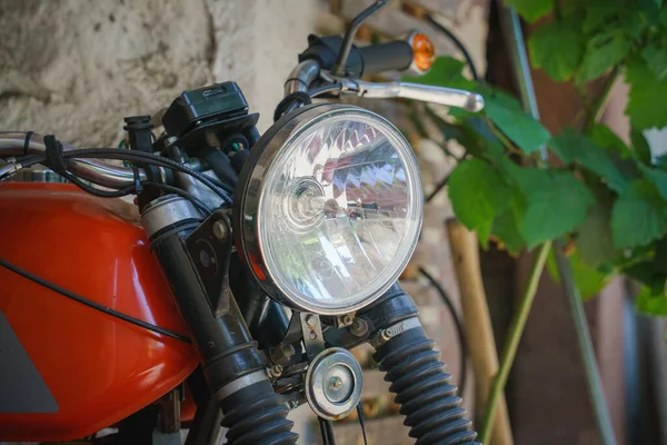 Sebuah Gambar Dari Sebuah Sepeda Motor Tua Cahaya Depan — Stok Foto