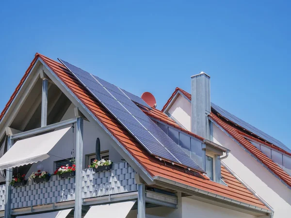 Immagine Una Casa Con Piante Verdi Energia Solare Cielo Azzurro — Foto Stock