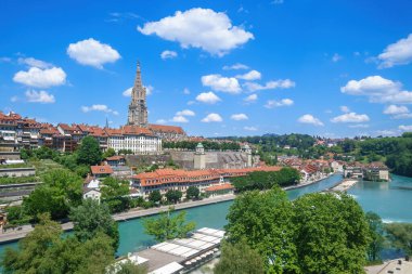 Bern İsviçre 'nin ünlü panoramik manzaralı nehir katedralinin bir resmi.