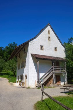 İsviçre Alplerindeki cennet gibi bir çiftlik evinin görüntüsü.