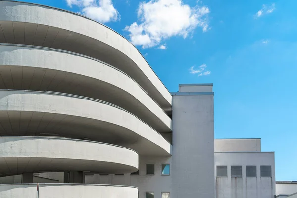 Image White Car Park Building Blue Sky — Stock fotografie